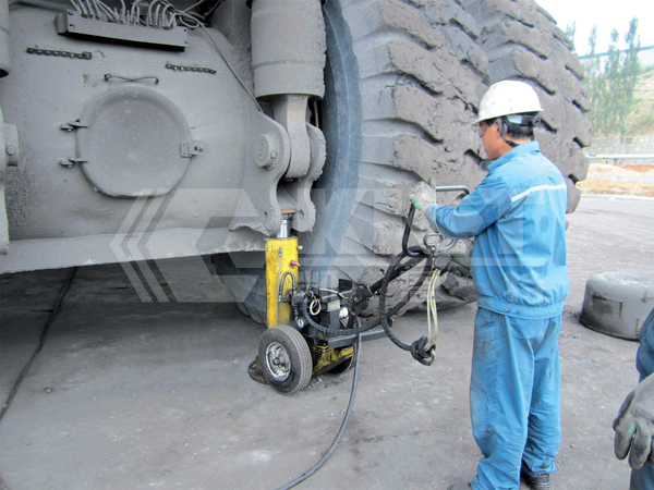 移動(dòng)式液壓架車機(jī)用于大型礦車維修頂升