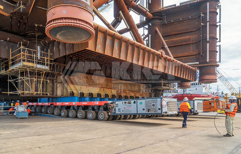 自行式液壓模塊運(yùn)輸車(chē)用于海上鉆井平臺(tái)模塊移運(yùn)