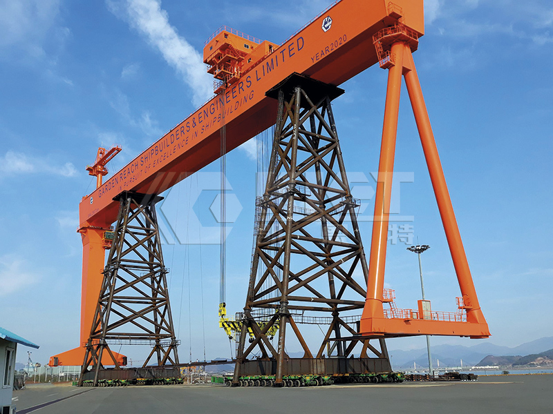 自行式液壓模塊運(yùn)輸車(chē)用于造船廠(chǎng)龍門(mén)吊移位運(yùn)輸