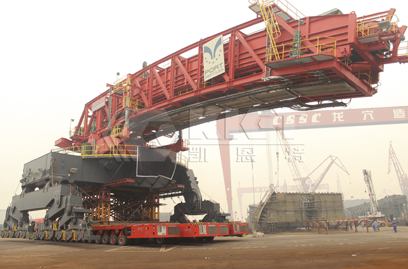 自行式液壓模塊運(yùn)輸車(chē)用于1700噸裝船機(jī)整體平移運(yùn)輸