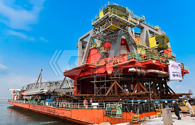 自行式液壓模塊運(yùn)輸車(chē)用于5000噸重型回轉(zhuǎn)起重機(jī)裝船運(yùn)輸