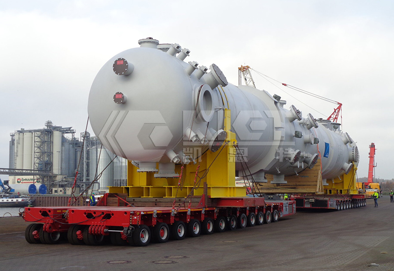 自行式液壓模塊運(yùn)輸車用于石化大型壓力容器移運(yùn)就位