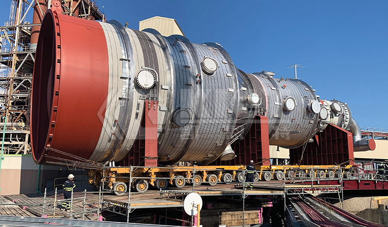 自行式液壓模塊運(yùn)輸車用于煉油廠真空塔移運(yùn)就位