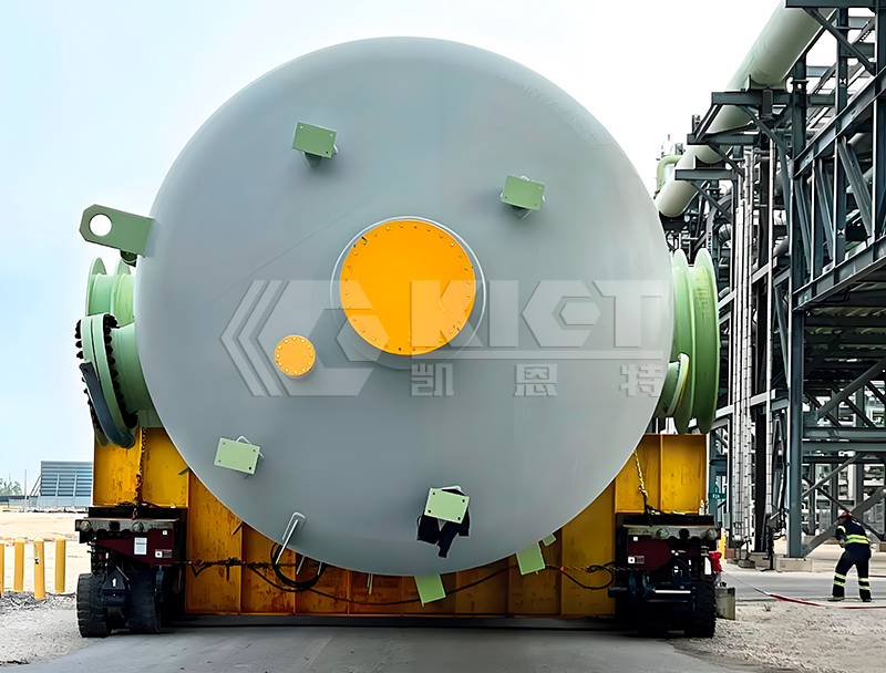 自行式液壓模塊運(yùn)輸車用于煉油廠脫丁烷塔移運(yùn)