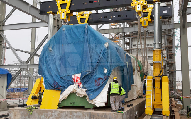 液壓龍門(mén)吊用于火力發(fā)電機(jī)、船舶柴油機(jī)等大型設(shè)備吊裝
